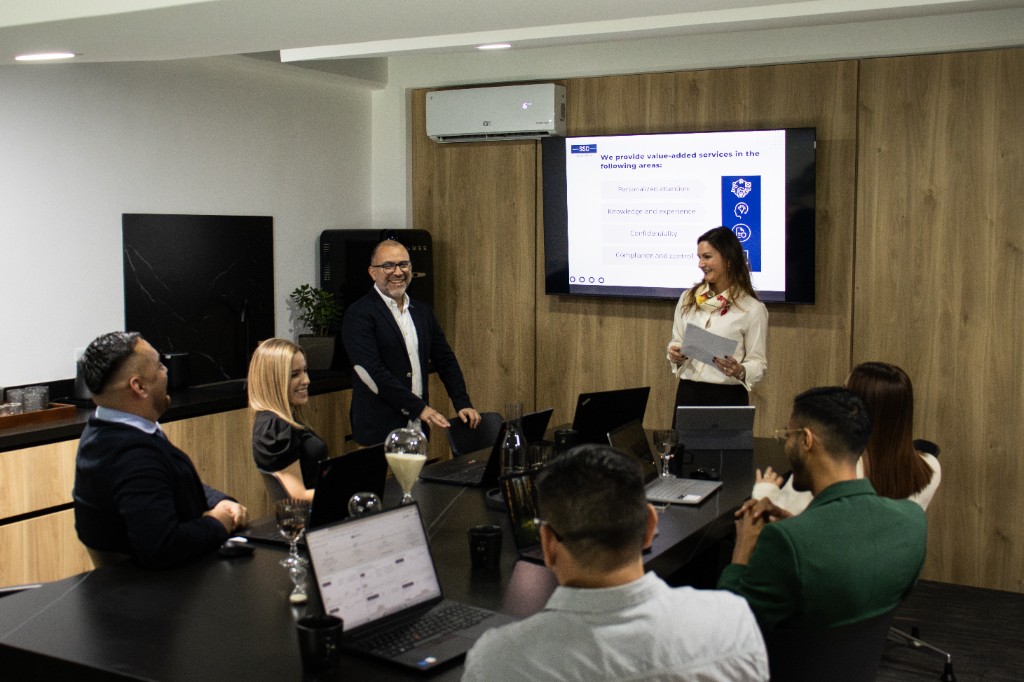Equipo SSC presentando el valor de la firma ante el grupo