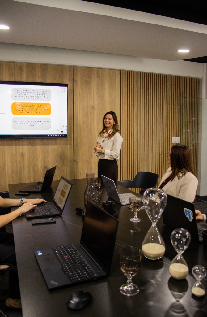 Presentación de servicio SSC en la sala de juntas