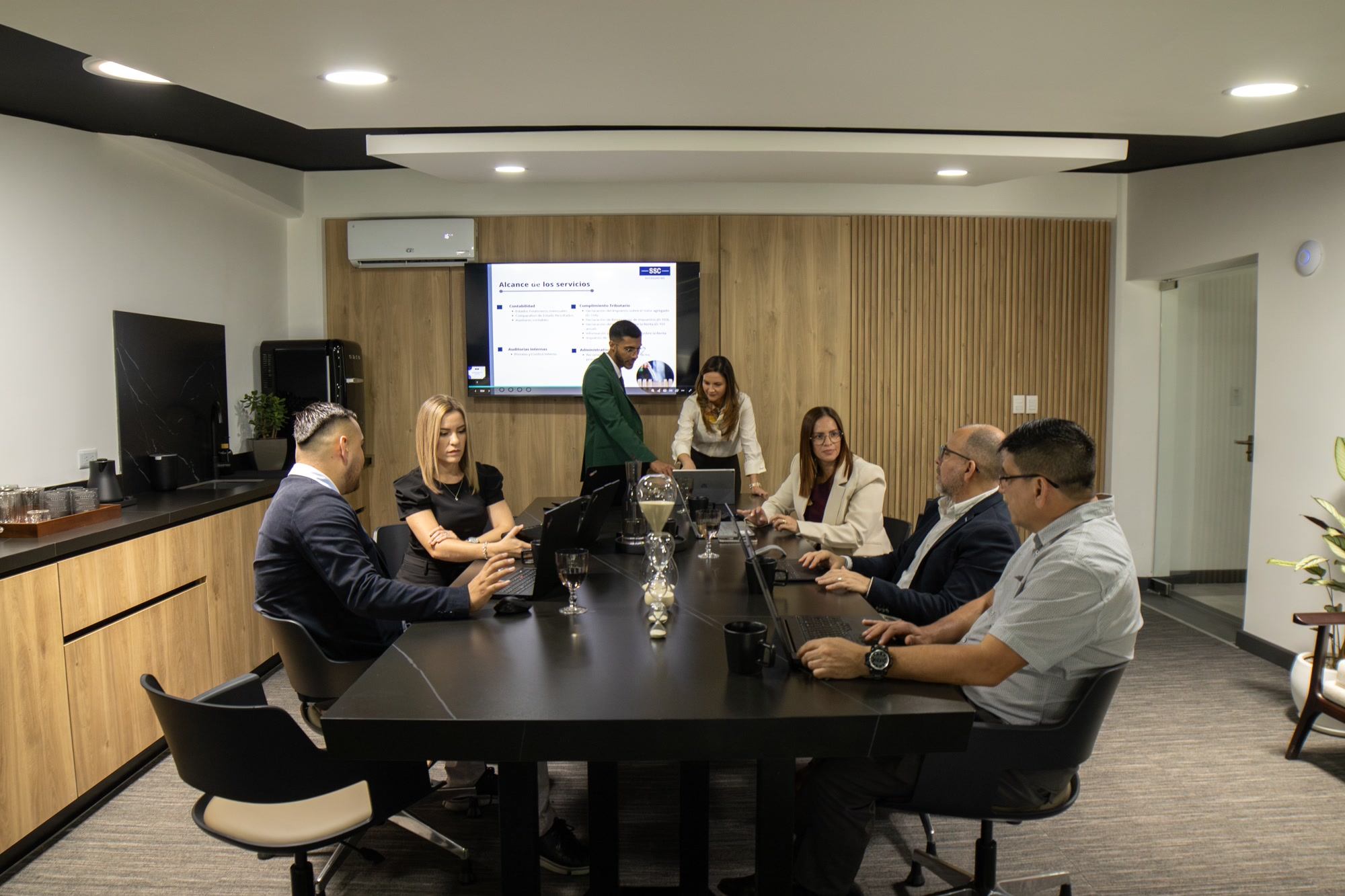 Reunión de trabajo revisando el alcance de servicios SSC