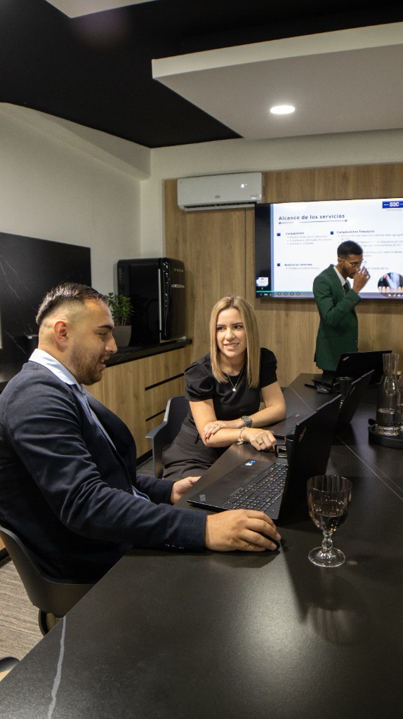 Sesión de trabajo SSC con clientes y equipo en la oficina